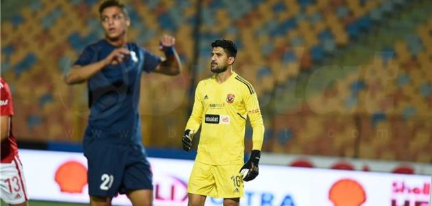 فيديو | علي لطفي يغادر مباراة الأهلي وإنبي.. ومصطفي شوبير بديلاً
