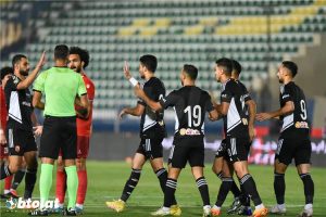 عمرو السولية يغادر مباراة الأهلي وحرس الحدود مصابًا