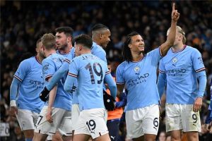 لاعب مانشستر سيتي يغادر الملعب مصابًا أمام بايرن ميونخ